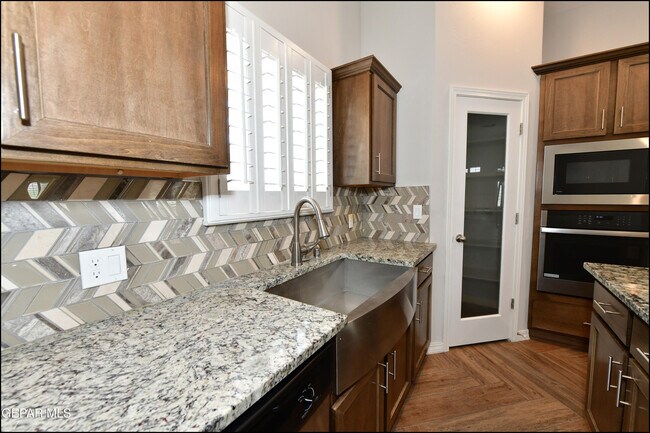 Building Photo - 6933 Copper Town Dr