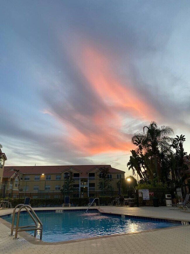 Building Photo - Amazing Furnished or Unfurnished 2-Bedroom Condo in Seminole – Steps from the Beach!