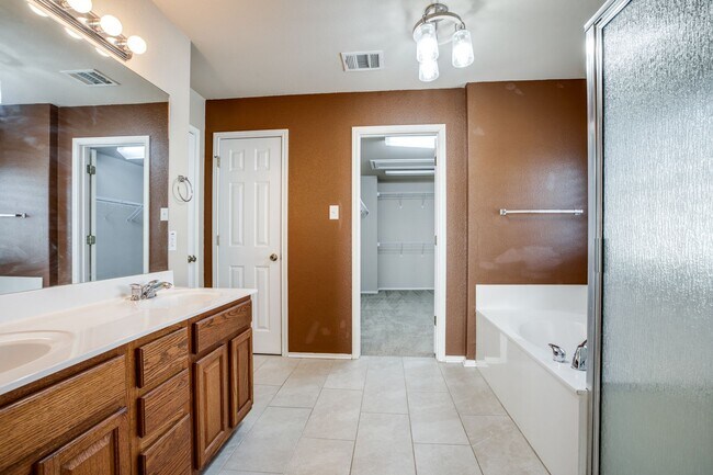 Building Photo - 4 Bedroom/2.5 Bath Wildhorse Subdivision