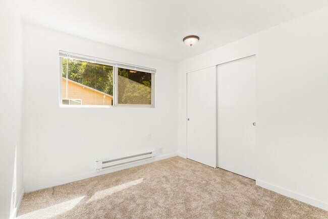 Building Photo - Downtown Issaquah 2 Bedroom 1 Bath Duplex