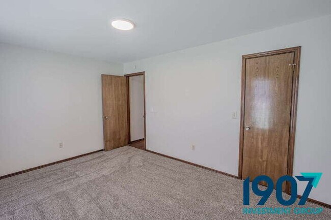 Building Photo - Spacious 3-Bed, 2-Bath Home in South Oklah...
