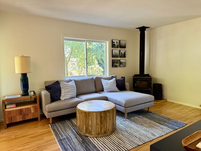 Building Photo - Absolutely Darling INDIANOLA cottage, full...