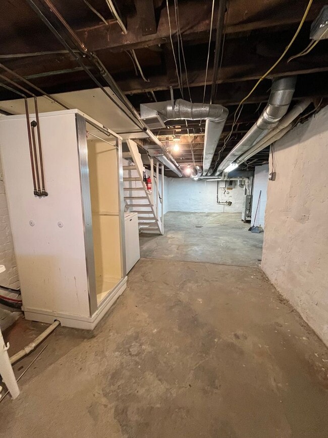 Building Photo - Large 2 Bed, 1 Bath Home, with Office/Bonus Room! Available Now!