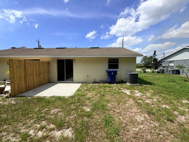 Building Photo - 2/1 in New Port Richey