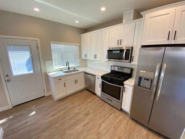 Building Photo - Newer Build, 4BD/2BA