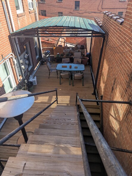 Building Photo - 208 Sutton St