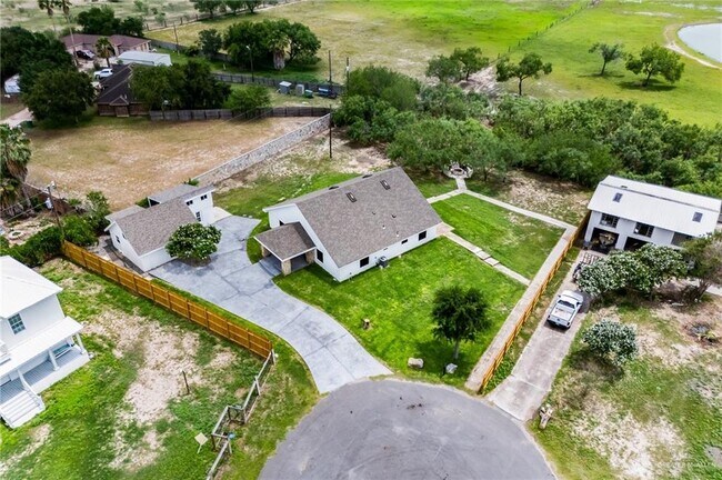 Building Photo - 12304 Lakeview Dr