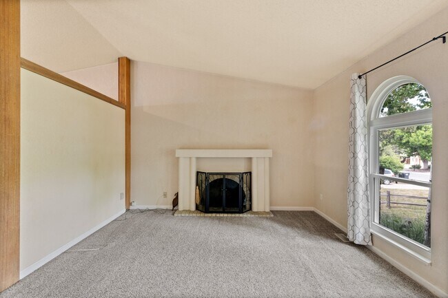 Building Photo - 3020 Avondale Dr