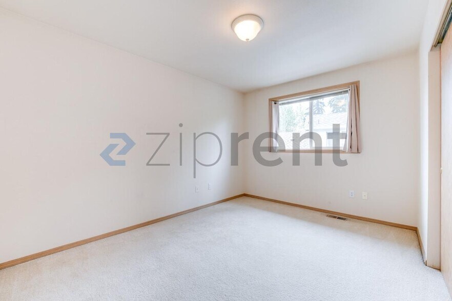 Building Photo - Unit