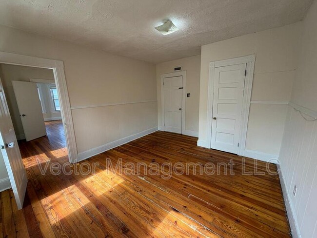 Building Photo - 116 Rennell St