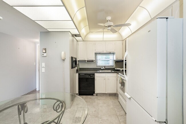 Building Photo - 9500 N Hollybrook Lake Dr