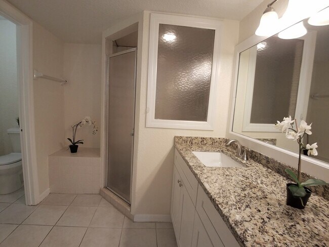 Building Photo - Beautiful  Remodeled First Floor 2/2 Condo...