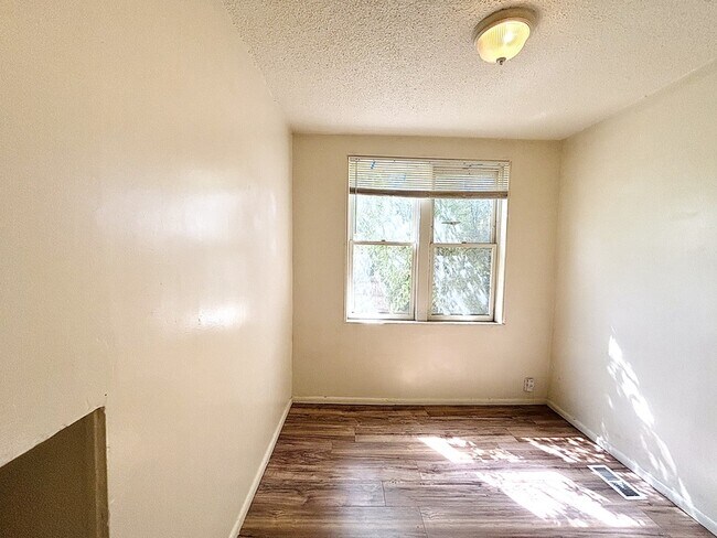 Building Photo - 560 S 600 E