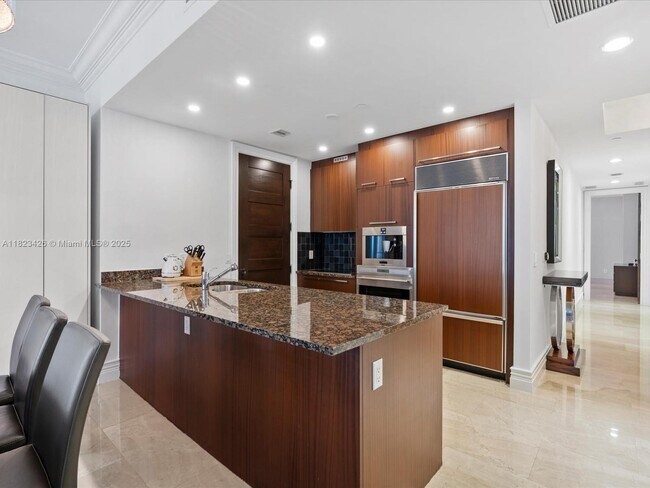 Building Photo - 15901 Collins Ave