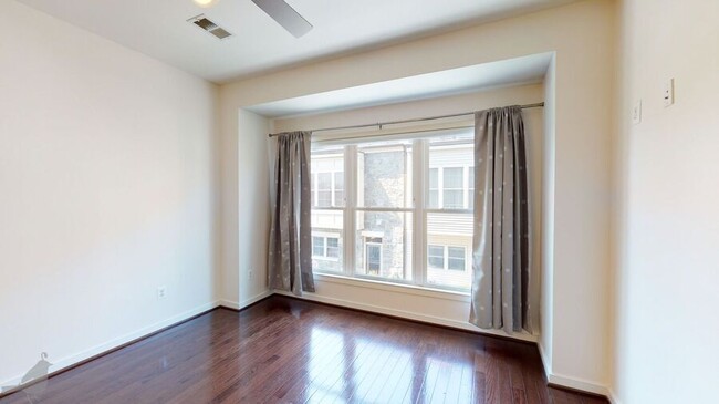 Building Photo - 517 Regent Pl NE