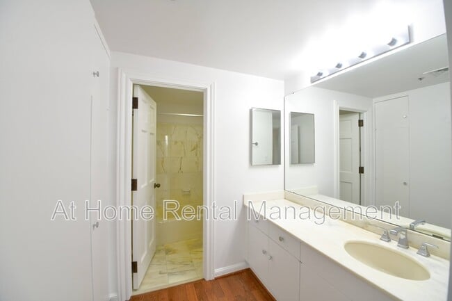 Building Photo - 2121 S Yorktown Ave