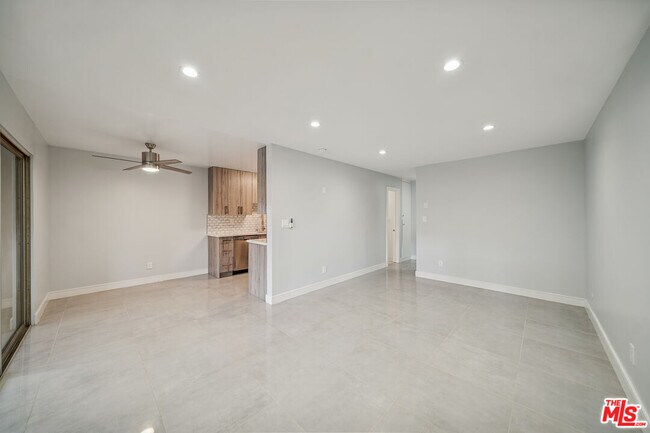 Building Photo - 7545 Hampton Ave