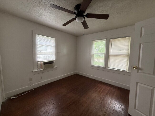 Building Photo - 3 Bed 1 Bath House