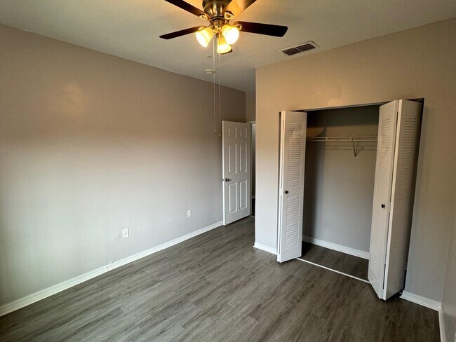 Building Photo - 625 Fairway Dr