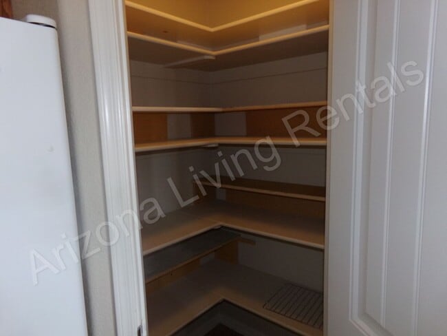 Building Photo - SUPER CLEAN 4 BEDROOM HOME