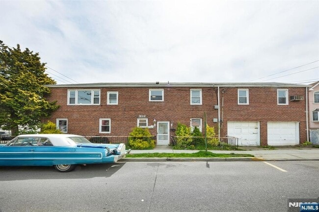 Building Photo - 826 7th St