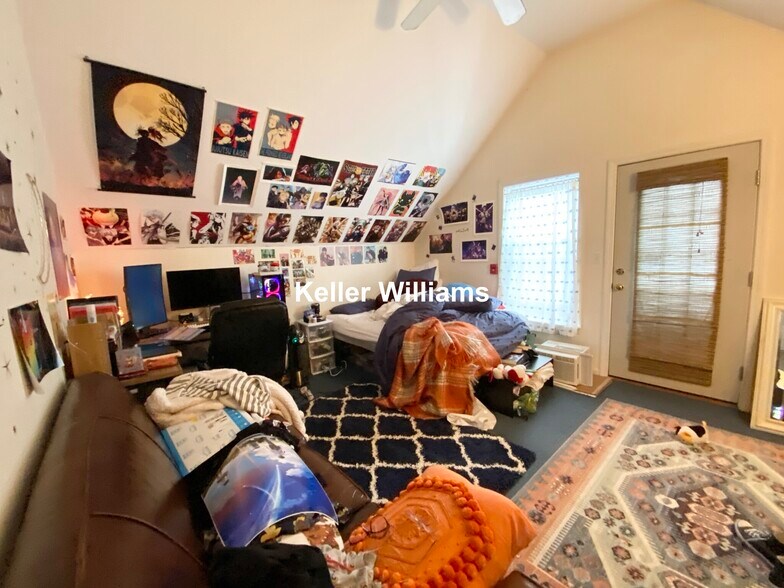 Building Photo - 48 Hillside St