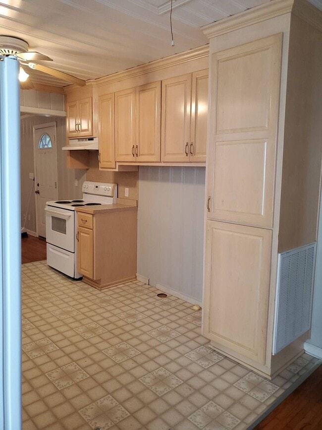 Building Photo - Great older home in Gastonia near Westfield Mall and Hospital