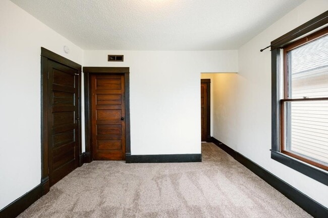 Building Photo - 218 1/2 W 7th