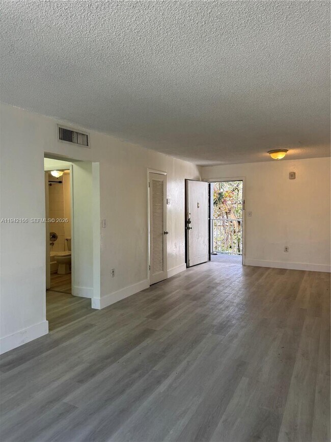 Building Photo - 645 NE 121st St