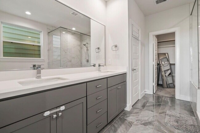 Building Photo - Great Opportunity! Modern three-story home located in the heart of EaDo, offering a well-designed...