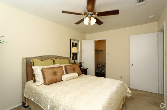 1BR-1BA Bedroom - Willow Oaks