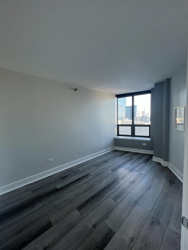 Building Photo - 1 bedroom in Chicago IL 60654