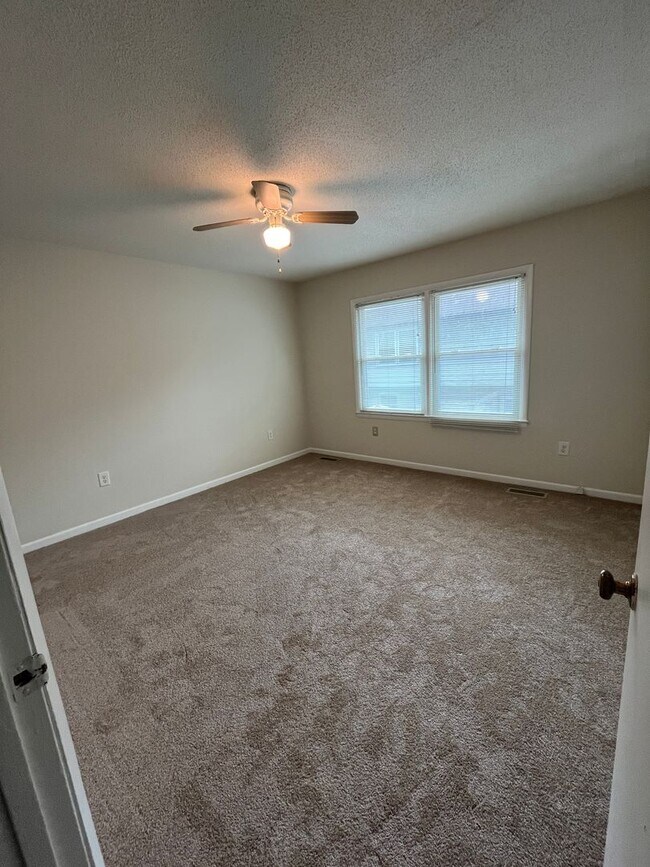 Building Photo - 2 Bedroom, 1.5 Bath Town Home Located at E...