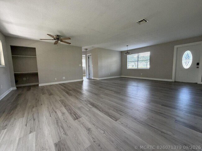 Building Photo - 1633 SE Arapaho Ave