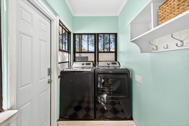 Building Photo - 3321 W San Juan St