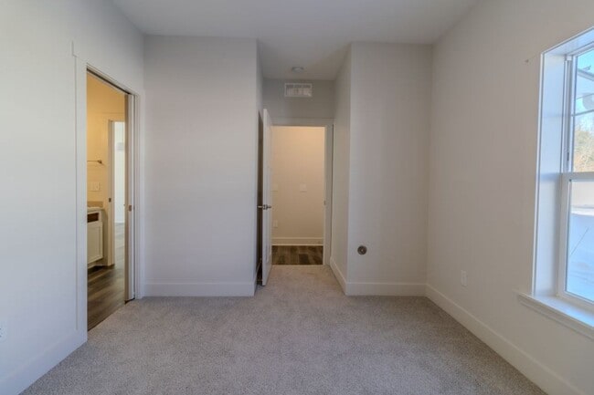 Building Photo - Premier Place and Premier Living!