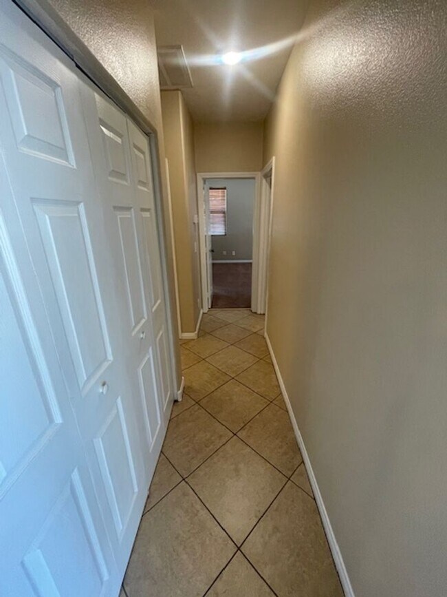 Building Photo - Upgraded 2 Bedroom Condo W/ 1 Car Garage N...