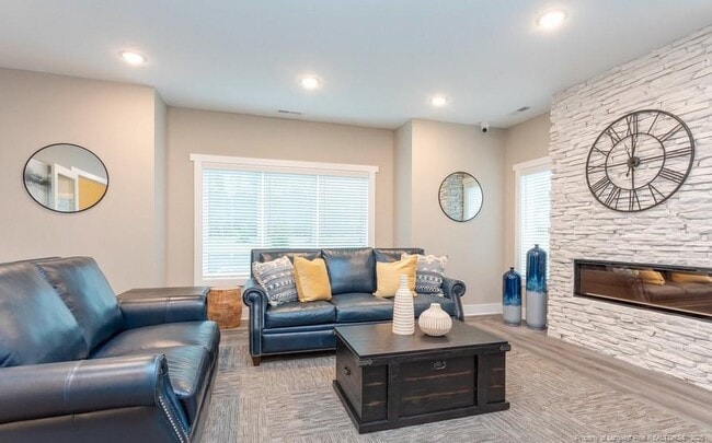 Building Photo - 910 Kingscote Dr