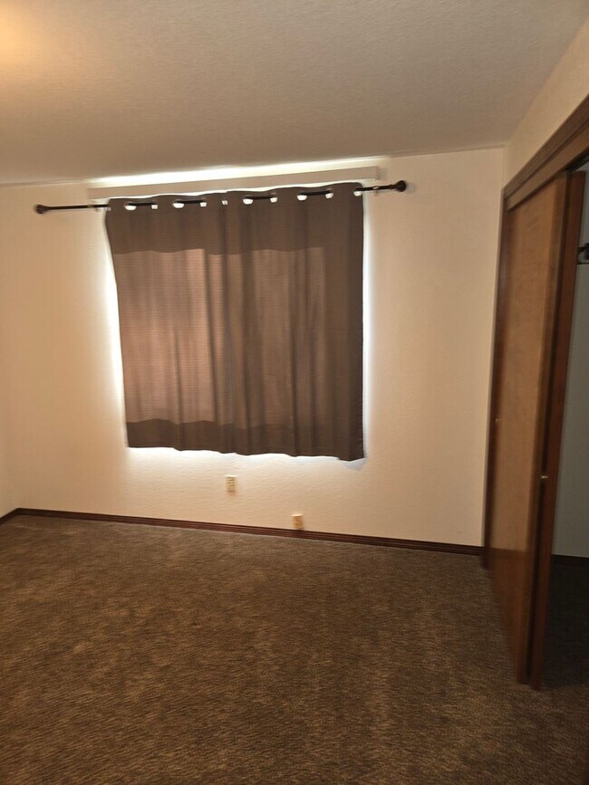 Building Photo - Beautiful Hermiston Home offers a perfect balance of comfort and convenience