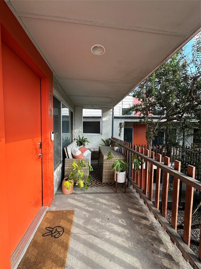 Primary Photo - 2200 Dickson Dr