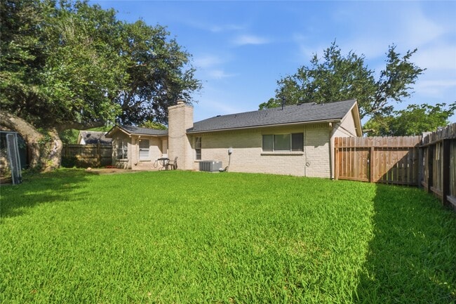 Building Photo - 466 El Toro Ln