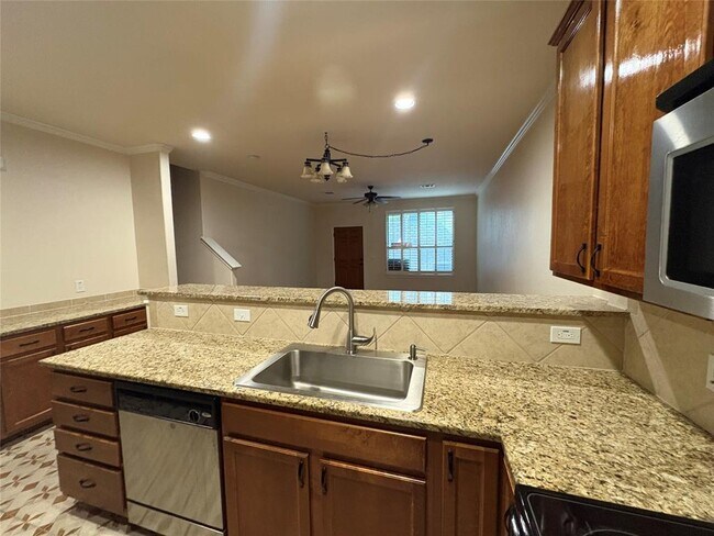 Building Photo - 2101 Town Centre Dr