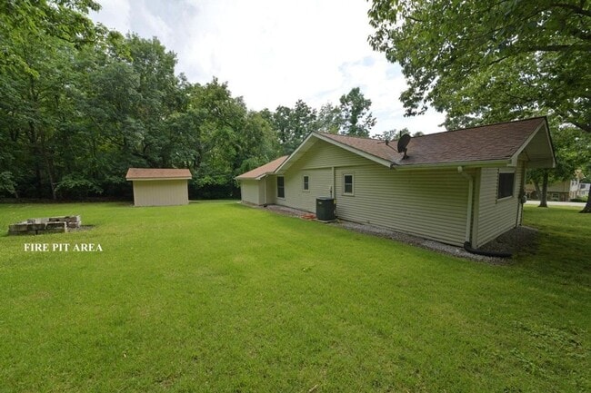 Building Photo - Lovely 2 bedroom / 2 bath right in the mid...