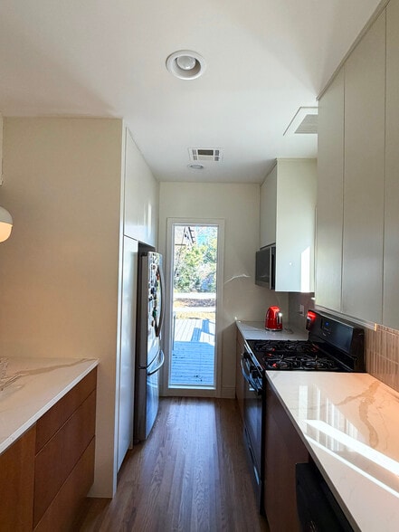 Building Photo - 2023 E 14th Pl