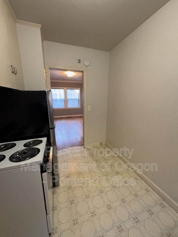 Building Photo - 715 NE 20th Ave