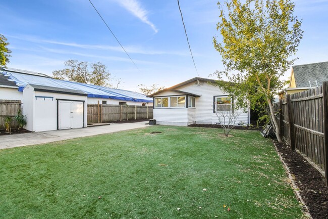 Building Photo - Charming 3 bed 2 bath North Kenwood home w...
