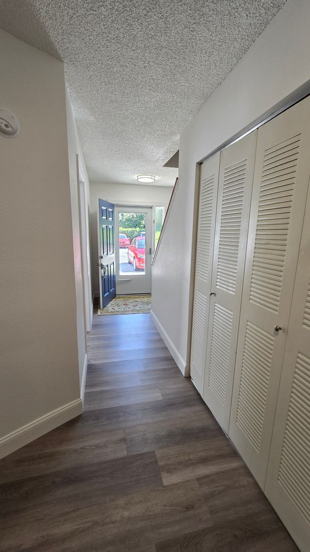 Building Photo - 2 Bed 2 Bath townhome with a Den/ Office s...
