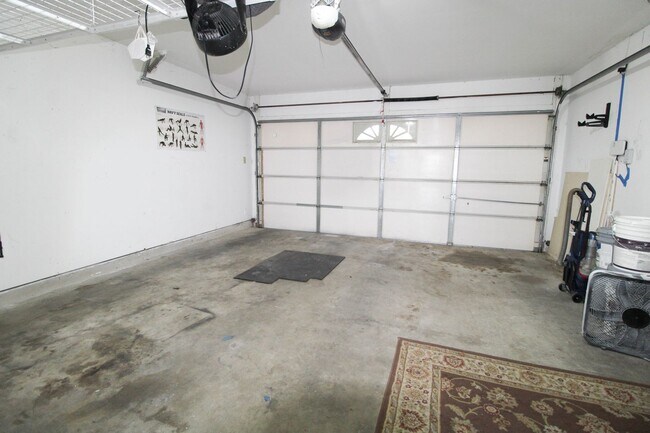 Building Photo - 14018 N Hills Village Dr