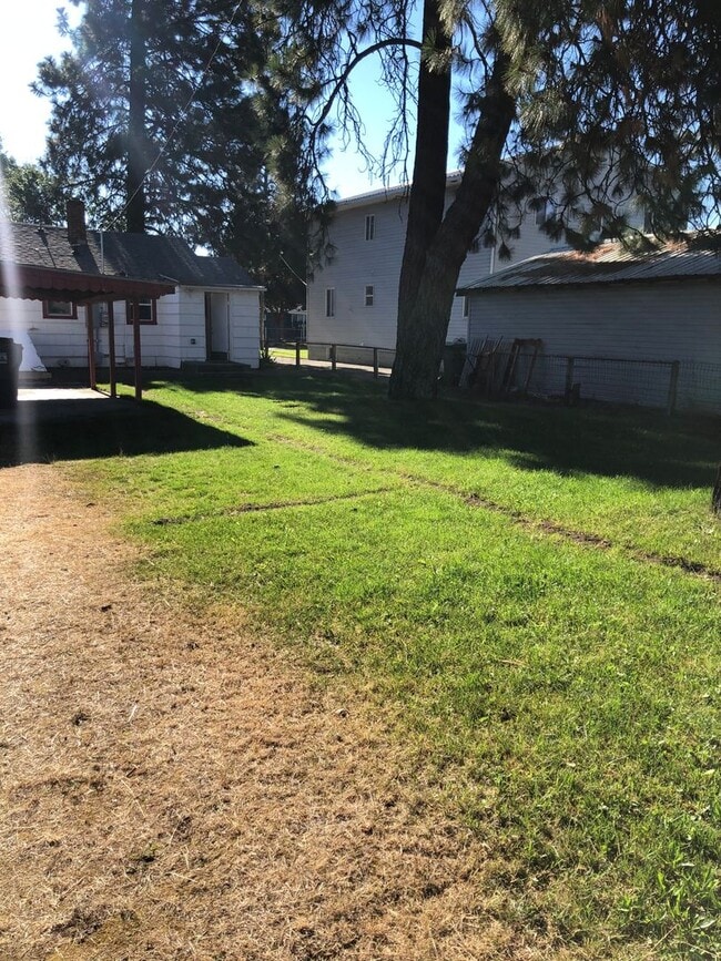 Building Photo - Clean & cozy 2 bedroom 1 bath Rancher comi...