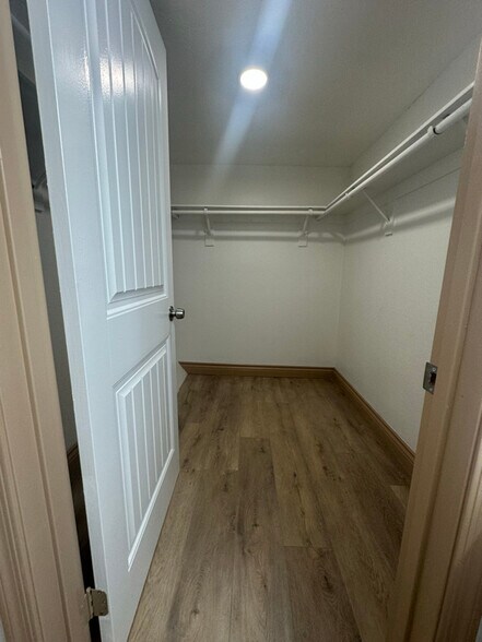 Building Photo - 347 N Eucalyptus Ave